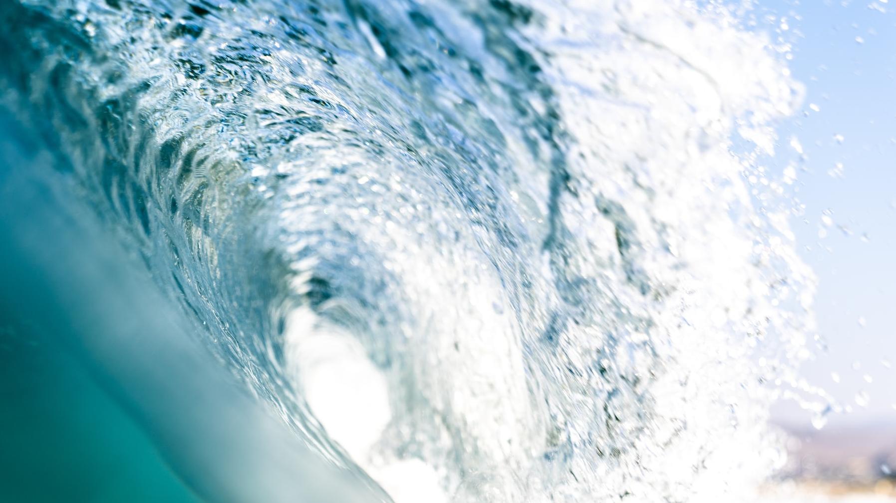 Comme une vague qui danse avec la mer, le Vinyasa Yoga nous entraîne dans un mouvement fluide et énergisant. Synchronisant respiration et mouvement, cette pratique dynamique renforce le corps et apaise l'esprit. Plongez dans l'harmonie de la danse du Vinyasa Yoga.