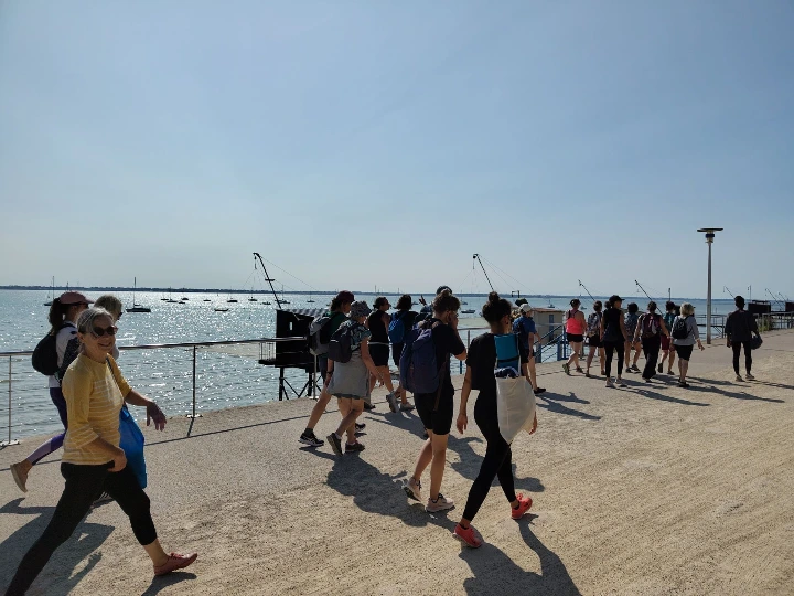 une rivière de couleur sur le front de mer en partance du skatepark
