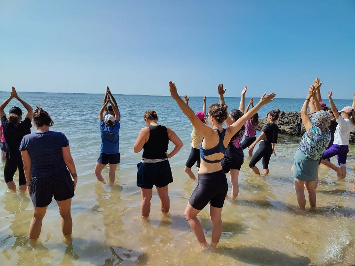 les pieds dans l'eau pour se rafraichir après la marche au soleil