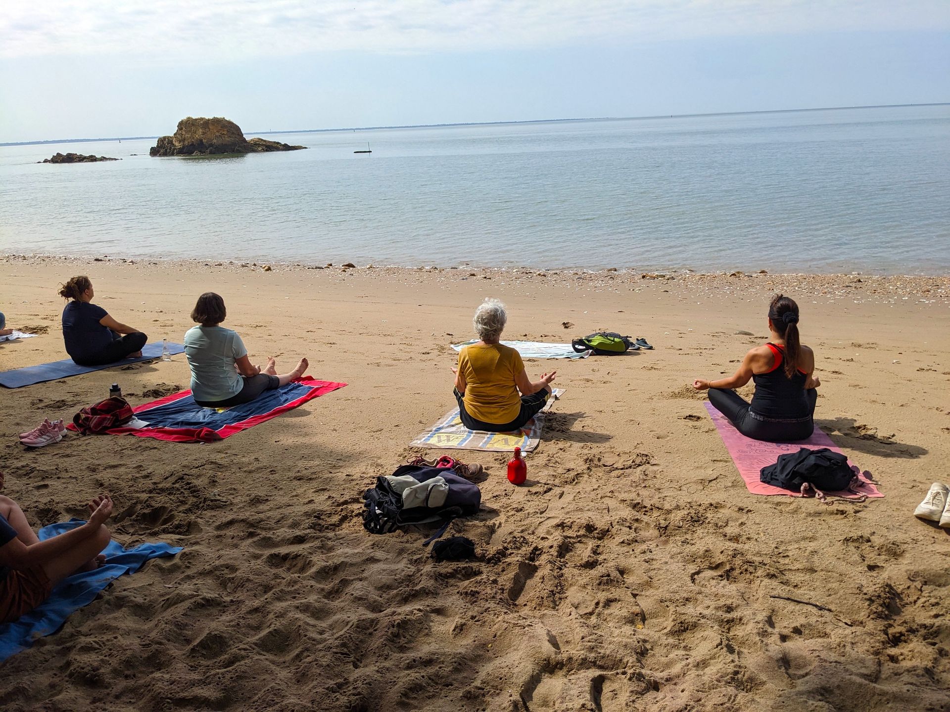 Séance de yoga après la balade sur le sentier côtier de Saint-Nazaire. SNCP 2023