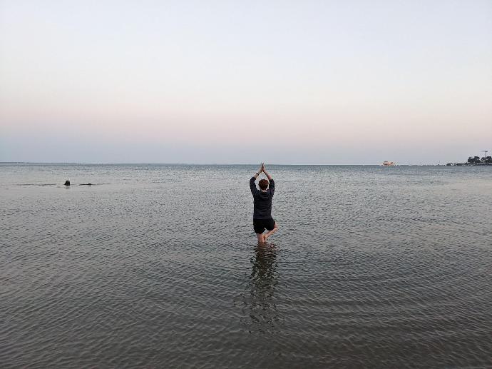 Posture Vrikshâsana dans l'eau de Saint Nazaire