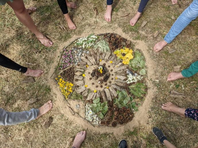 Atelier Mandala durant SNCN 2022. Mandala créé à partir d'objets trouvés dans le parc.